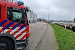 Lossen van palmolie gaat mis: straat in Wormer onder de olie
