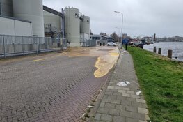 Lossen van palmolie gaat mis: straat in Wormer onder de olie