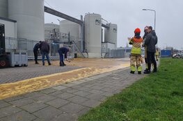 Lossen van palmolie gaat mis: straat in Wormer onder de olie