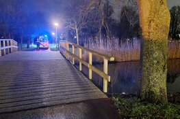 Persoon ter water aan De Weer in Zaandam