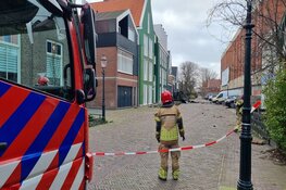Dak van gebouw gewaaid in Zaandam