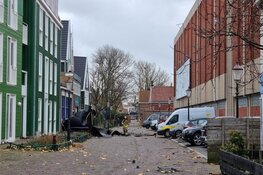 Dak van gebouw gewaaid in Zaandam