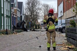 Dak van gebouw gewaaid in Zaandam