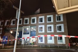 Installatie dreigt van dak te waaien in Zaandam