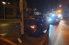 Auto tegen lantaarnpaal gereden in Koog aan de Zaan