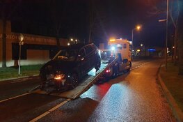 Auto tegen lantaarnpaal gereden in Koog aan de Zaan