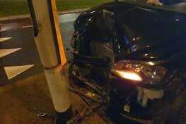 Auto tegen lantaarnpaal gereden in Koog aan de Zaan