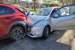Auto knalt tegen geparkeerde auto in Zaandam