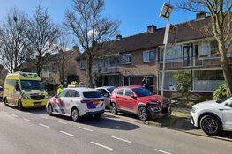Auto knalt tegen geparkeerde auto in Zaandam