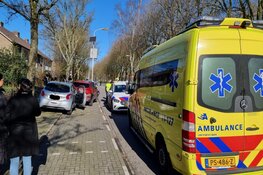 Auto knalt tegen geparkeerde auto in Zaandam
