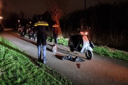 Scooter onderuit op fietspad in Zaandam