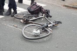 Lijnbus rijdt over fiets heen, fietser zwaargewond