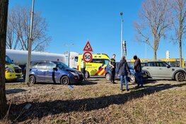 Vier auto's botsen met elkaar in Oostzaan