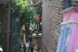 Afvalbrand slaat over naar atelier in Westzaan