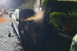 Twee auto&#39;s door brand verwoest in Zaandam