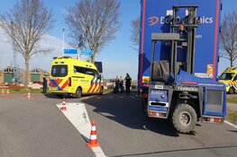 Fietser ernstig gewond na aanrijding met vrachtwagen in Wijdewormer