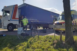 Fietser ernstig gewond na aanrijding met vrachtwagen in Wijdewormer