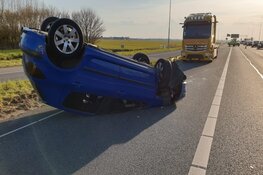 Auto over de kop op A7 bij Wijdewormer