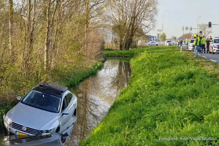 Auto te water langs N246 in Westknollendam
