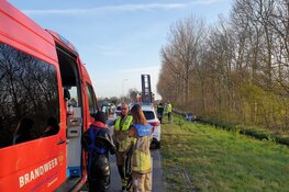 Auto te water langs N246 in Westknollendam