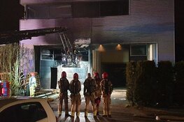 Brand bij bedrijfspand in Wormer, ook woning loopt schade op