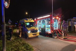Brand bij bedrijfspand in Wormer, ook woning loopt schade op