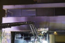 Brand bij bedrijfspand in Wormer, ook woning loopt schade op