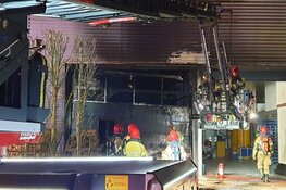 Brand bij bedrijfspand in Wormer, ook woning loopt schade op
