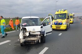 Auto tegen vangrail gereden op A7 thv Wijdewormer
