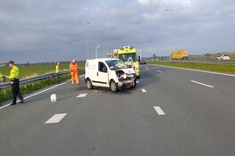 Auto tegen vangrail gereden op A7 thv Wijdewormer
