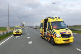 Auto tegen vangrail gereden op A7 thv Wijdewormer