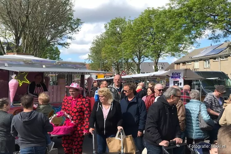 Moederdag-braderie in Oostzaan