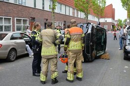 Auto op zijkant door ongeluk in woonwijk Assendelft