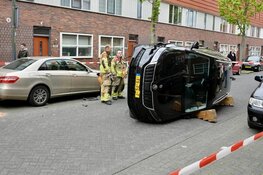 Auto op zijkant door ongeluk in woonwijk Assendelft
