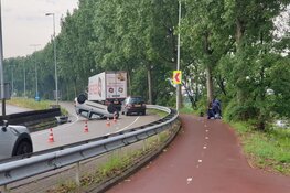 Auto op de kop in Zaandam, bestuurder aangehouden