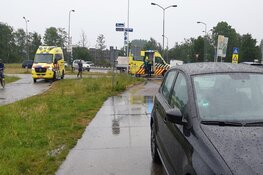 Automobilist rijdt fietser aan op rotonde Koog aan de Zaan