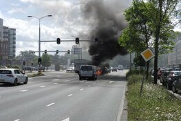 Bestelbus vliegt voor stoplicht in brand in Zaandam