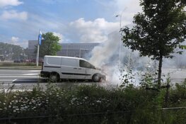 Bestelbus vliegt voor stoplicht in brand in Zaandam