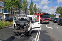Bestelbus vliegt voor stoplicht in brand in Zaandam