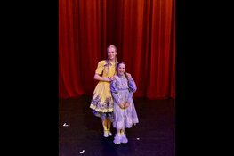 Twee Zaanse zussen spelen in de musical Alice in Wonderland