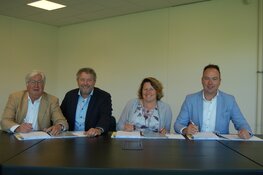 Timpaan en Ontwikkeladviseur bv tekenen met Thunnissen voor de realisatie 171 woningen naast station Kogerveld in Zaandam