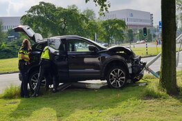 Vrouw rijdt lantaarnpaal uit de grond, auto total loss