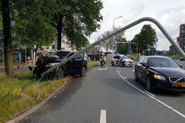 Vrouw rijdt lantaarnpaal uit de grond, auto total loss