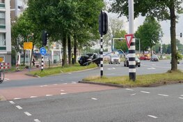 Vrouw rijdt lantaarnpaal uit de grond, auto total loss