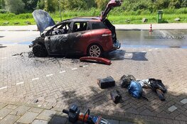 Auto in brand langs snelweg A8 bij Zaandam