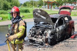 Auto in brand langs snelweg A8 bij Zaandam