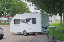 Auto in brand langs snelweg A8 bij Zaandam