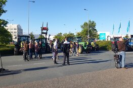 Boeren blokkeren distribuitiecentra van Albert Heijn in Zaandam en Vomar in Alkmaar