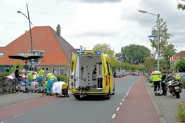 Motorrijder aangereden op drukke Dorpsstraat in Assendelft