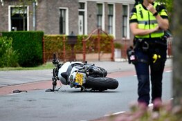 Motorrijder aangereden op drukke Dorpsstraat in Assendelft